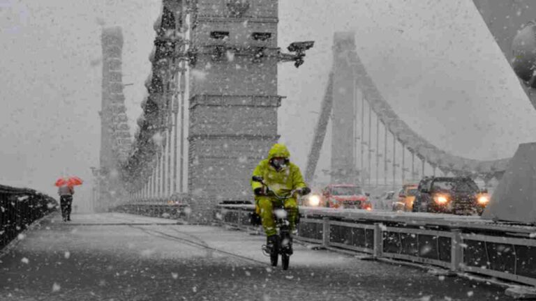 El invierno regresa a Moscú con intensas nevadas tras una retirada en falso