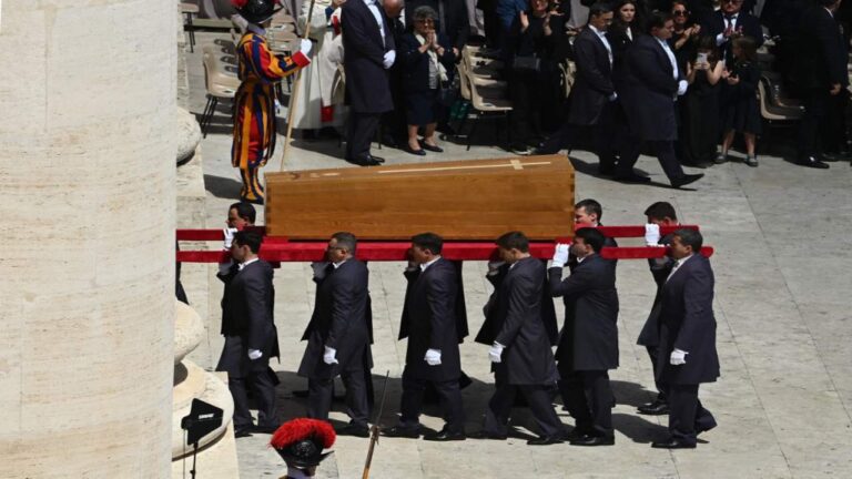 El féretro del papa Francisco llega a Santa María la Mayor para su entierro