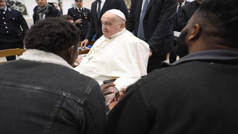 El papa donó sus últimos 200 mil euros para ayudar a los presos antes de morir