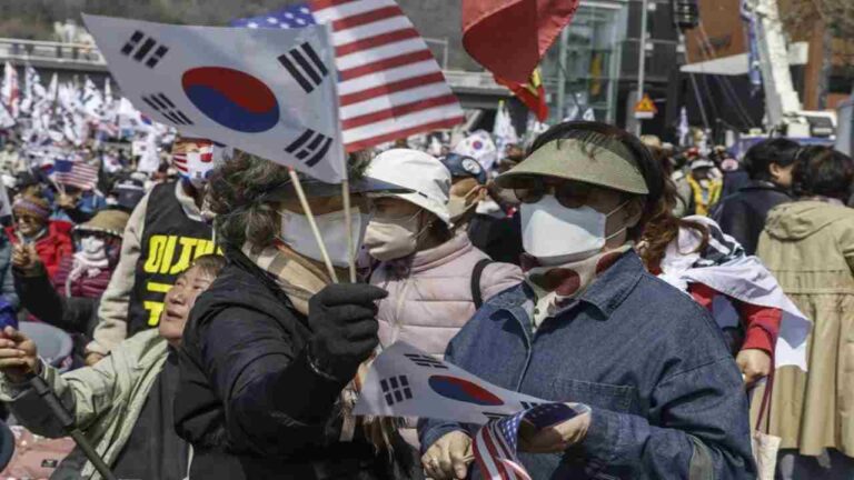 Protestan en Corea del Sur contra destitución de Yoon