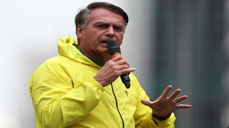 Bolsonaro sigue sin previsión de alta tras una semana de ser operado del intestino