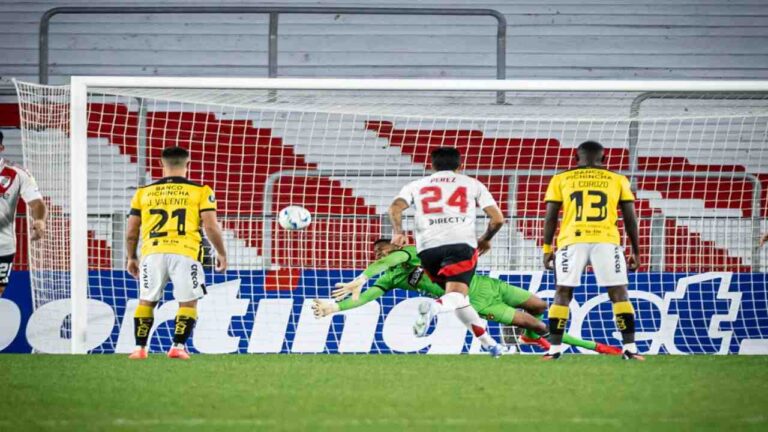 José Contreras volvió a convertirse en figura para secar a River Plate