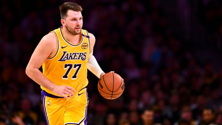Luka Doncic lideró la lista de las camisetas más vendidas en la NBA 