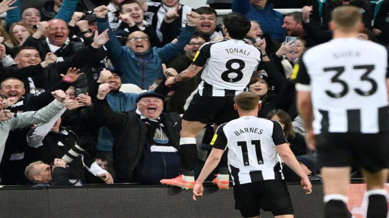 Newcastle no afloja en la pelea por llegar a la Liga de Campeones
