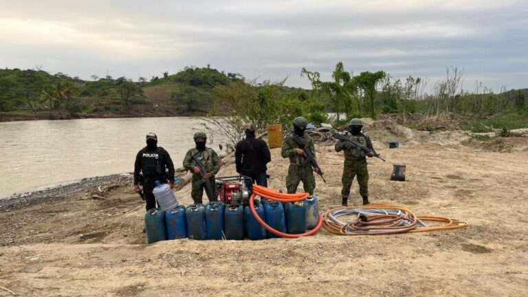 Militares de Ecuador decomisan combustible en depósito clandestino en la frontera con Perú