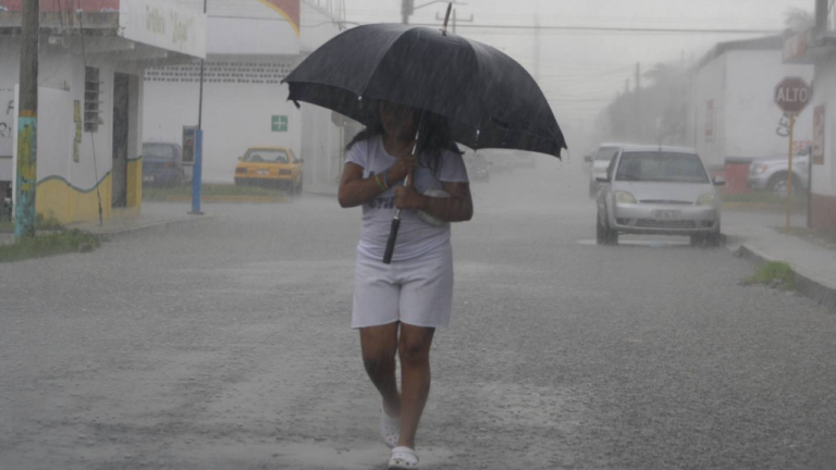 Autoridades atienden emergencia por lluvias en Mérida