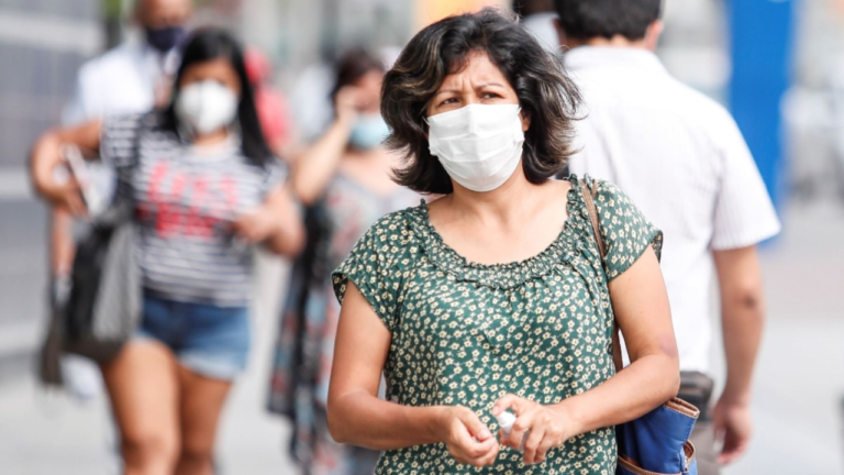 Chilenos usarán mascarillas en espacios públicos para evitar proliferación de virus