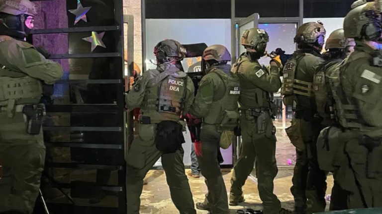 La DEA detiene a más de 100 inmigrantes en un «night club» de Colorado