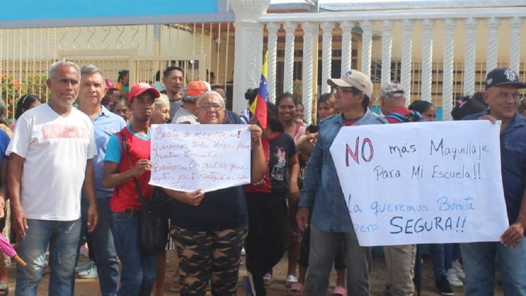 Padres y representantes de una escuela en Bolívar alertan sobre peligro en estructura del techo