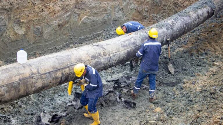 Suspenden operaciones en oleoducto y en la mayor refinería de Ecuador tras fuerte sismo