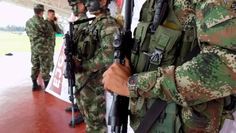 Hallan muerto a un soldado que cayó a un río en sur de Colombia, sigue la búsqueda de otro