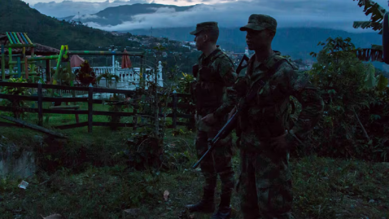 Imputan crímenes de guerra a tres militares colombianos por ejecuciones de civiles