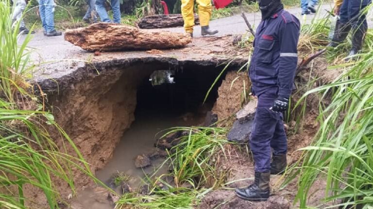Lluvias dejan vía obstruida hacia Calderas y Altamira en Barinas