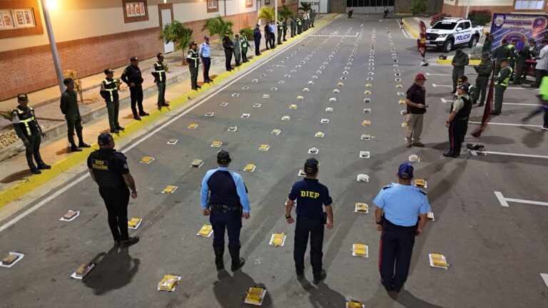 Más de 200 panelas de drogas fueron halladas en una playa de Falcón
