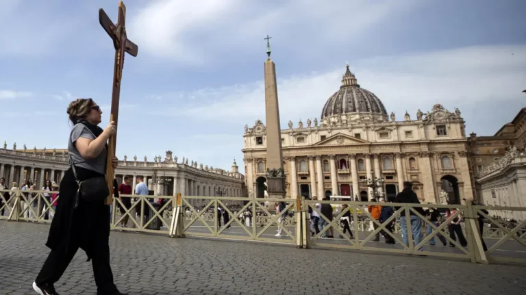 Entre desánimo y emoción vivieron los feligreses la segunda Fumata en El Vaticano