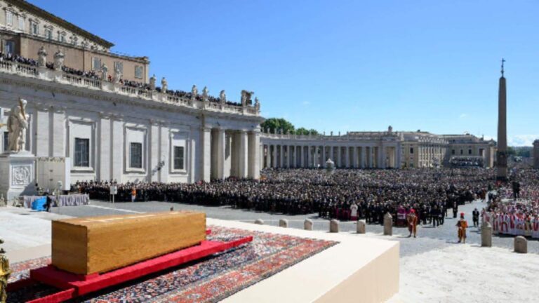 Termina el funeral por el papa Francisco en la plaza de San Pedro