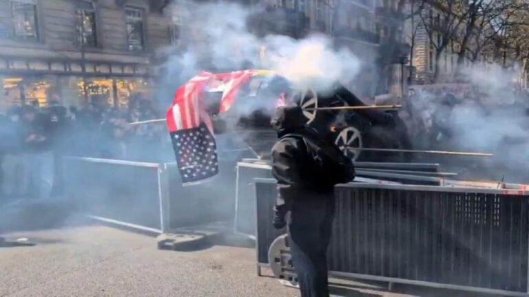 Protesta anti-Trump en París aboga por un boicot a productos estadounidenses