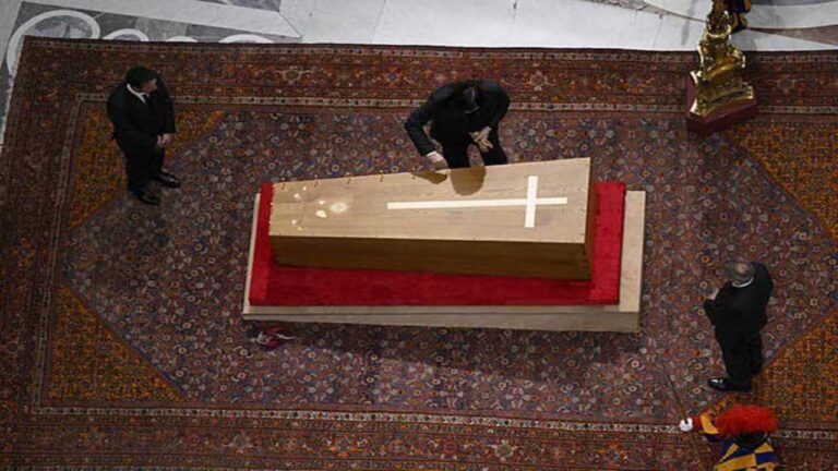 Francisco será sepultado con sus zapatos usados y en un féretro que lleva su escudo
