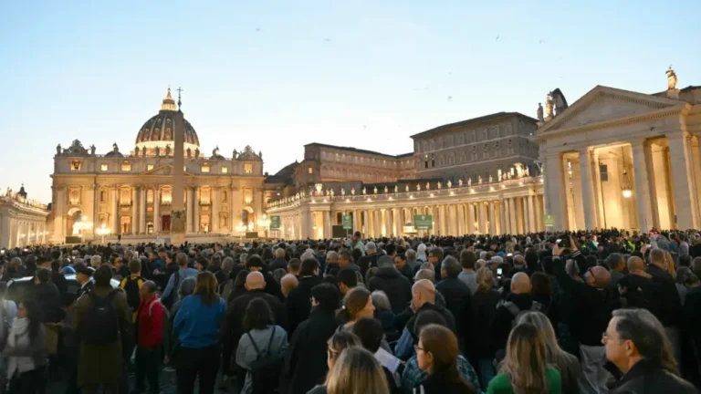 Unas 61 mil personas han acudido ya a la basílica de San Pedro para dar su adiós al papa