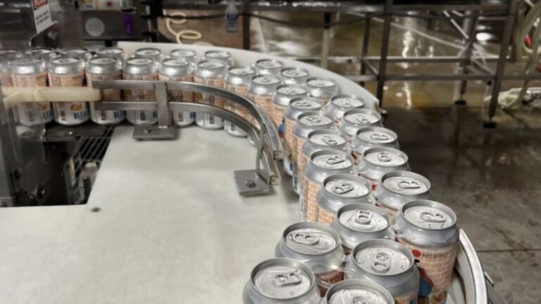 EEUU impondrá el viernes un arancel del 25% a las latas de aluminio para envasar cerveza