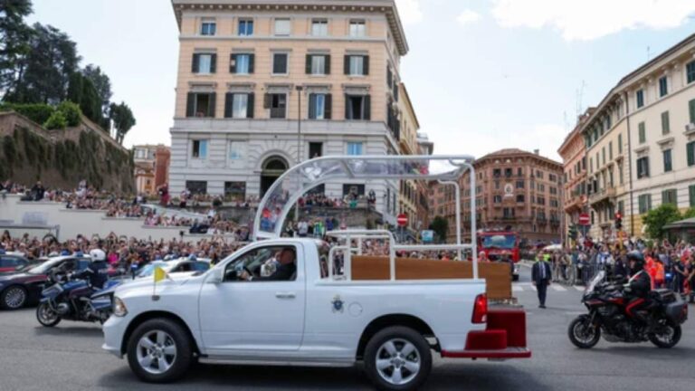 El cortejo fúnebre del papa recorre Roma entre miles de personas hasta su sepultura