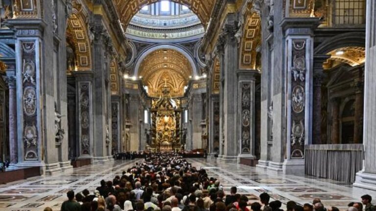 Comienza la ceremonia de cierre del féretro del papa Francisco