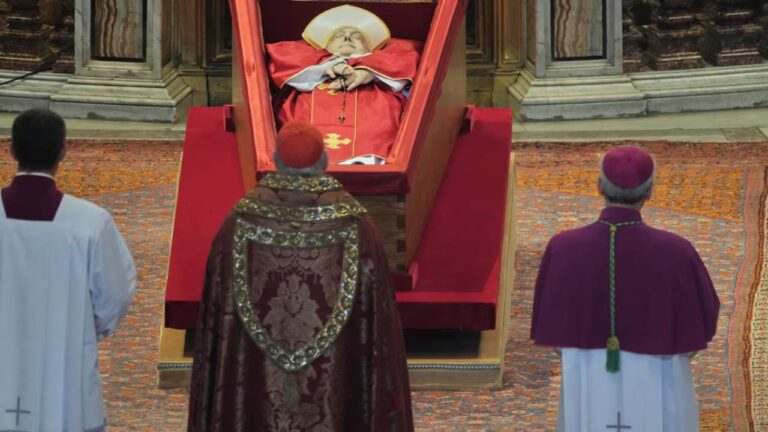 La capilla ardiente del papa concluye para proceder a la ceremonia del cierre del féretro