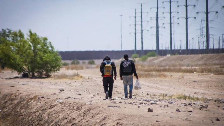 Cruce de inmigrantes en la frontera de EEUU con México desciende a mínimos históricos