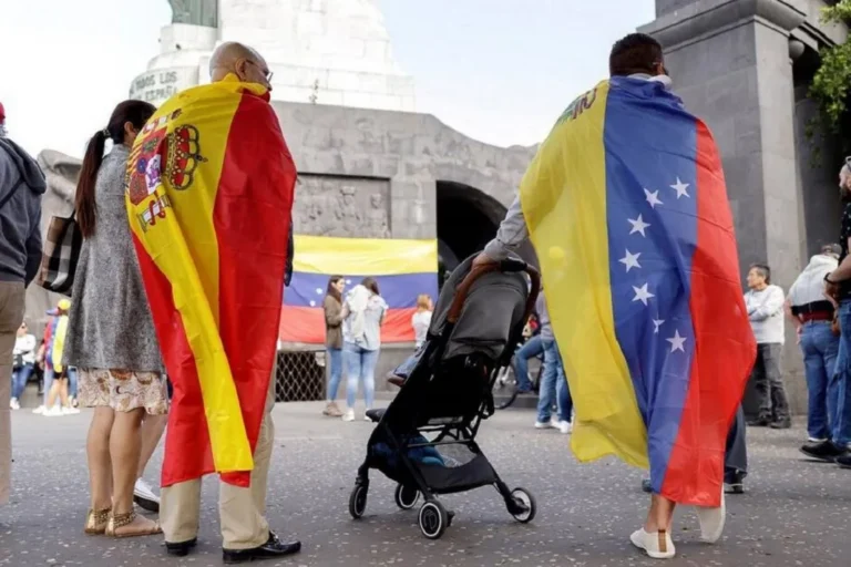 Venezolanos y argentinos entre los residentes en España con más estudios superiores