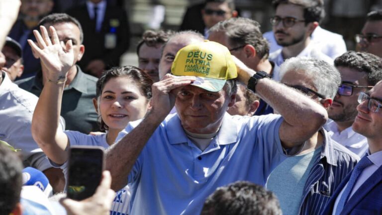 Bolsonaro encabeza una manifestación tres días después de salir del hospital