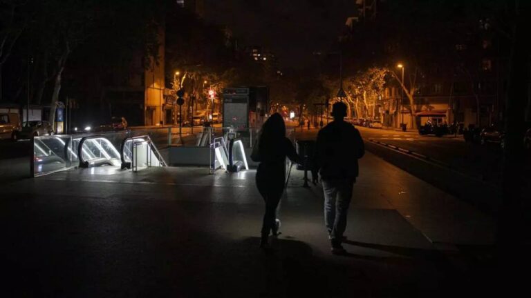 Españoles ven insuficiente la información que dio el Gobierno en el apagón