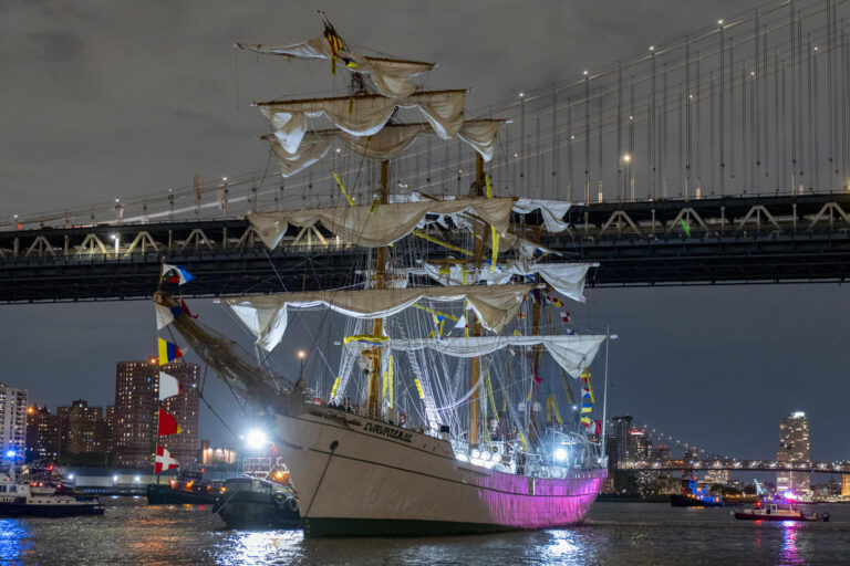 Dos muertos tras colisión de buque mexicano contra puente de Brooklyn