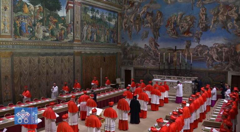 #EnFotos Cardenales en la Capilla Sixtina para elegir al papa