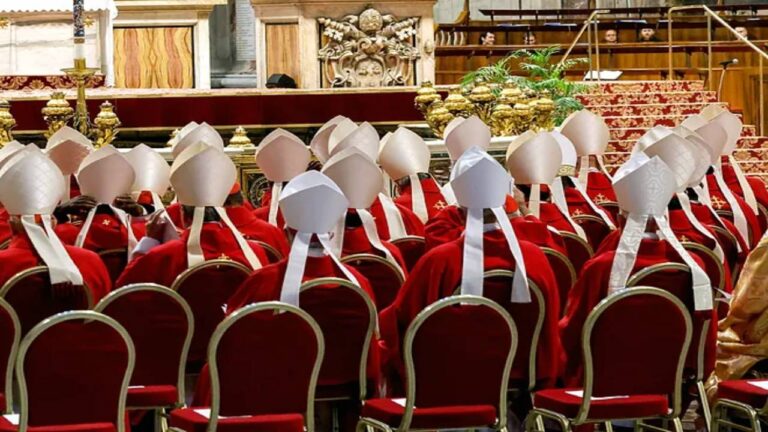 Los cardenales se reunirán dos veces el lunes antes del cónclave