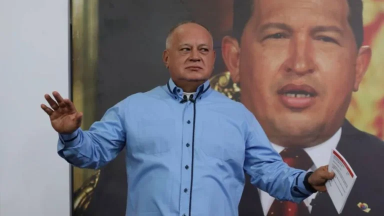 Cabello asegura que hubo negociación en salida de asilados en embajada de Argentina