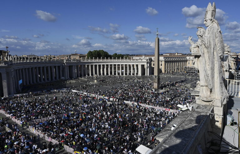 #EnFotos Fieles espera en la Plaza de San Pedro al nuevo Papa