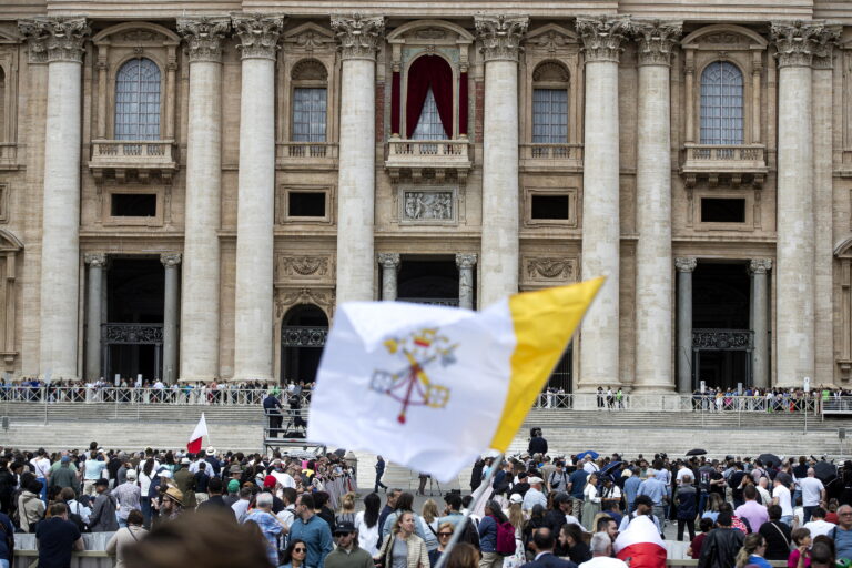 Más de 11.000 personas en la plaza de San Pedro para ver la segunda fumata