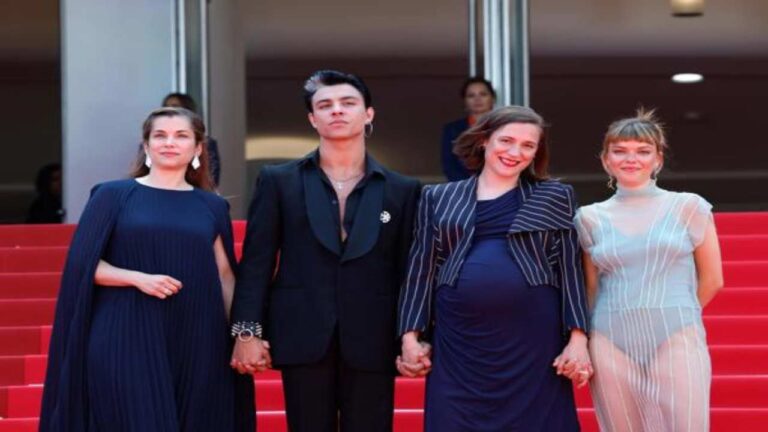 Una Carla Simón embarazadísima cruza la alfombra roja de Cannes para presentar ‘Romería’
