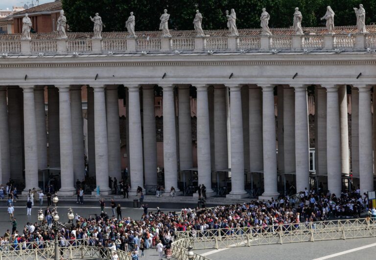 Cientos de fieles van llenando la plaza de San Pedro a la espera de la segunda fumata