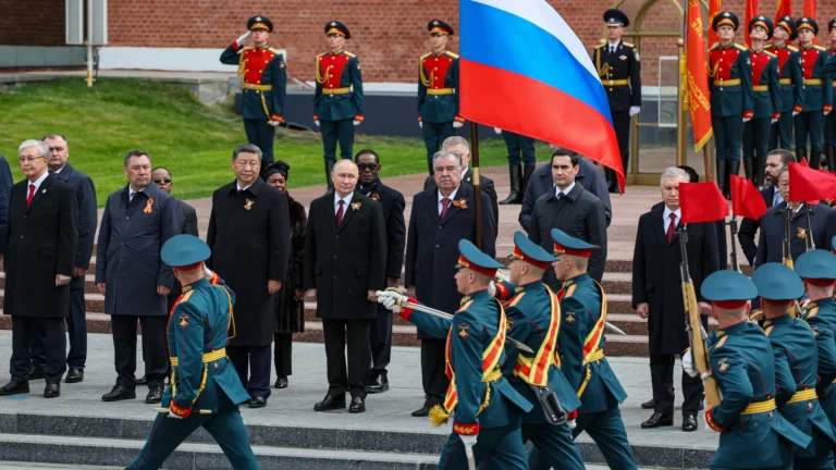 Putin promete seguir combatiendo el nazismo en el 80 aniversario de victoria sobre Hitler