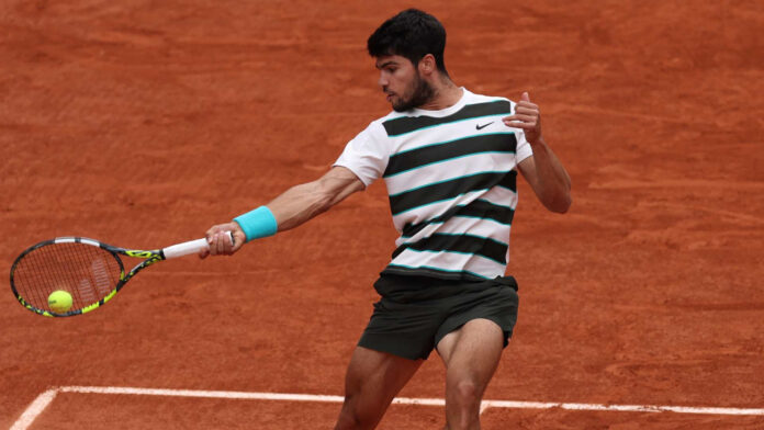 Alcaraz inició su defensa de la corona en Roland Garros con victoria