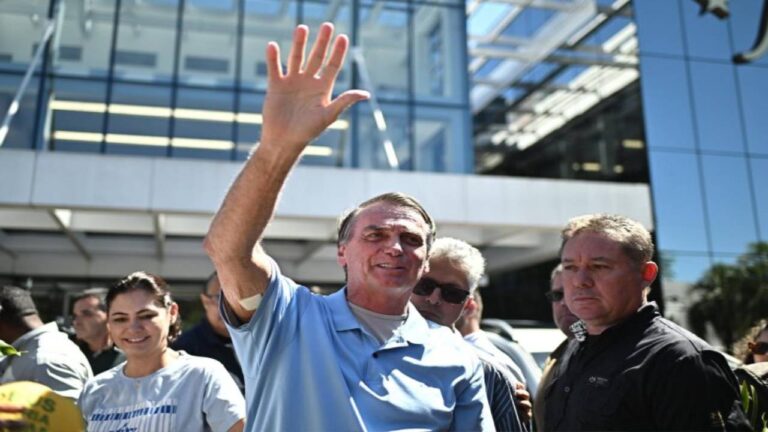 Bolsonaro sale del hospital tras tres semanas ingresado por una cirugía intestinal