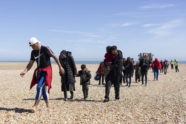 La migración neta en Reino Unido se redujo a la mitad en 2024