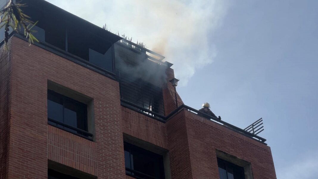 Dos personas resultaron afectadas por inhalación de humo durante incendio en Valle Arriba