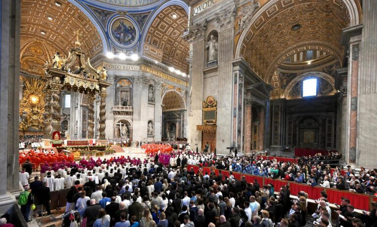 Cinco mil personas están en la Basílica de San Pedro