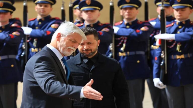 Zelenski abordará con el Gobierno checo la cooperación en aviación militar