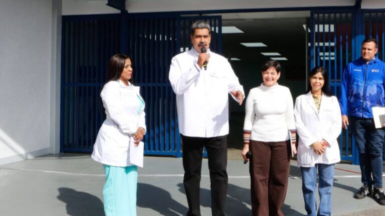 Maduro repudia la decisión de retirar la protección legal a miles de venezolanos en EEUU
