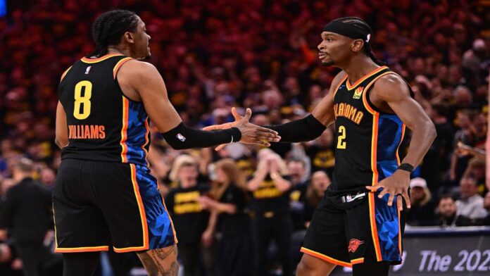 Oklahoma City Thunder devolvieron este miércoles el golpe sufrido 48 horas antes a manos de Aaron Gordon con una tremenda paliza 149-106 a los Denver Nuggets que iguala 1-1 su serie de semifinales del Oeste. Era el segundo partido de la eliminatoria que empezó el lunes en Oklahoma City con una victoria por sorpresa de los Nuggets con un triple de Gordon a 2.8 segundos, uno más de los finales épicos en estos 'playoff' de 2025. Los Nuggets, con el factor cancha a favor y una carga de partidos enorme, hoy se vieron superados por un inicio explosivo de unos Thunder que nunca pisaron el freno. Los 87 puntos de Oklahoma City al descanso son un nuevo récord en un partido de 'playoff'. Shai Gilgeous-Alexander, favorito para el MVP como líder de unos Thunder que fueron el mejor equipo de la temporada regular (68 victorias y 14 derrotas), brilló con 34 puntos, 8 asistencias y 4 rebotes. Jalen Williams acabó con 17 puntos y 7 asistencias, Chet Holmgren firmó 15 puntos y 11 rebotes, mientras que Isaiah Hartenstein anotó 12 puntos y atrapó 8 rebotes. Los Thunder llegaron a llevar 49 puntos de ventaja en el último cuarto. El otro candidato al MVP de la NBA, el serbio Nikola Jokic, tuvo que conformarse con 17 puntos, 8 rebotes y 6 asistencias. Fue expulsado en el tramo final del tercer cuarto con 6 personales. Russell Westbrook fue el máximo anotador de los Nuggets con 19 puntos en la que fuera su casa durante 11 temporadas. La victoria hoy de los Thunder rompe con las 6 derrotas seguidas de los cuatro equipos locales en el arranque de las semifinales de conferencia, algo que nunca antes había sucedido en la historia de la NBA. La serie se traslada ahora a Denver para el tercer partido este viernes y el cuarto el domingo.