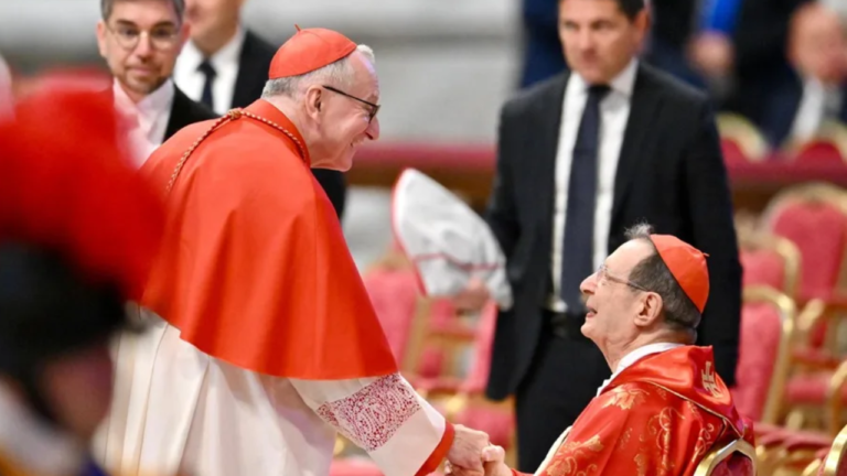 Un deseo de «suerte» al cardenal Parolin en la misa antes del cónclave suscita curiosidad