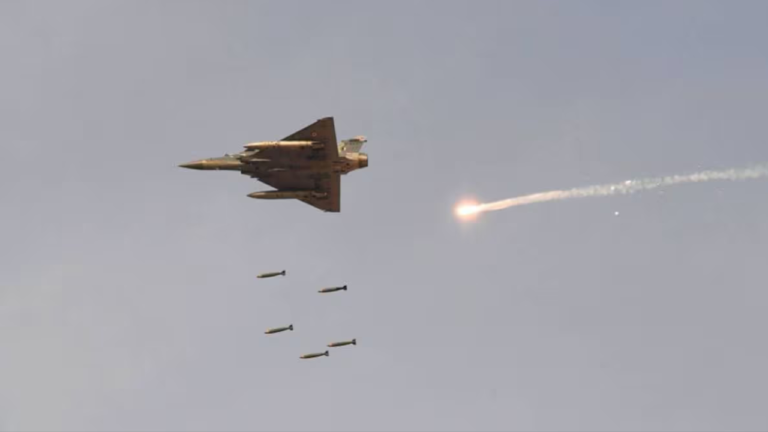 India bombardea supuestas bases terroristas en Pakistán